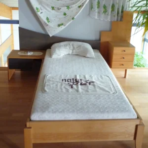 Einzelbett mit Kopfteil und Nachttischen
