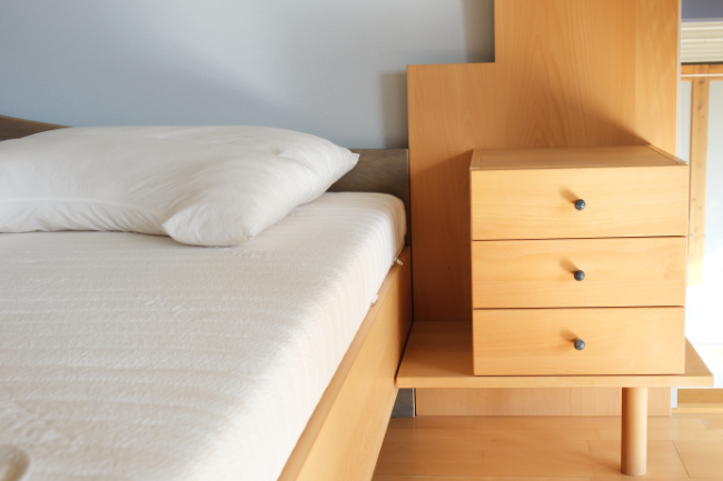 Einzelbett mit Kopfteil und Nachttischen – Bild 2