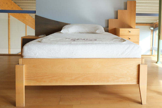 Einzelbett mit Kopfteil und Nachttischen – Bild 3