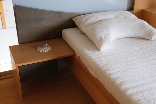 Einzelbett mit Kopfteil und Nachttischen – Bild 4